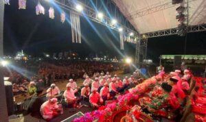 Ribuan jamaah menghadiri Tasyakuran Akbar Ahbaabul Musthofa di Lapangan Gajah Mada Lamongan.