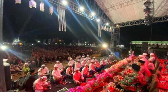 Ribuan jamaah menghadiri Tasyakuran Akbar Ahbaabul Musthofa di Lapangan Gajah Mada Lamongan.