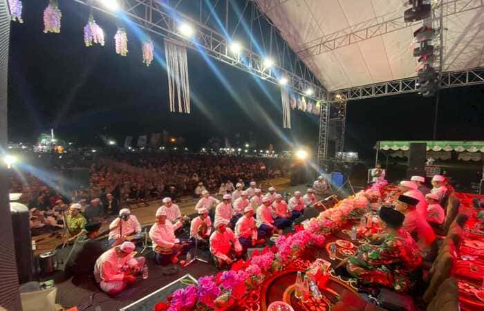 Ribuan jamaah menghadiri Tasyakuran Akbar Ahbaabul Musthofa di Lapangan Gajah Mada Lamongan.