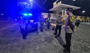 Kapolsek Tikung Turun Langsung Awasi Titik Rawan Kapolsek Tikung Turun Langsung Awasi Titik Rawan