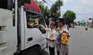 Operasi Gabungan di Lamongan Polsek Tikung dan Bapenda Edukasi Warga Soal Pajak Kendaraan Operasi Gabungan di Lamongan Polsek Tikung dan Bapenda Edukasi Warga Soal Pajak Kendaraan