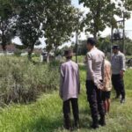 Polsek Tikung Intensifkan Pengawasan Waduk Wonokromo Petugas Polsek Tikung saat berdialog dengan warga di area Waduk Wonokromo dalam patroli kamtibmas.
