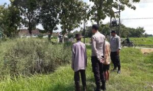 Polsek Tikung Intensifkan Pengawasan Waduk Wonokromo Petugas Polsek Tikung saat berdialog dengan warga di area Waduk Wonokromo dalam patroli kamtibmas.
