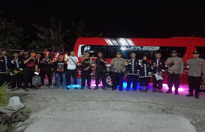 Polisi Polsek Tikung mengawal kepulangan rombongan warga IKSPI di jalur perbatasan Tikung–Kembangbahu pada malam hari.