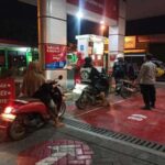 Anggota Polsek Tikung berpatroli malam di sekitar BRI dan SPBU Kecamatan Tikung, Lamongan, untuk memastikan keamanan fasilitas umum dan kenyamanan warga.