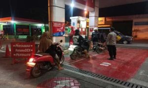 Polsek Tikung Perketat Patroli, Warga Diminta Waspada Anggota Polsek Tikung berpatroli malam di sekitar BRI dan SPBU Kecamatan Tikung, Lamongan, untuk memastikan keamanan fasilitas umum dan kenyamanan warga.