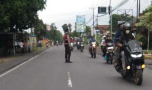 Program Commander Wish, Cara Polsek Tikung Jaga Keselamatan Warga Petugas Polsek Tikung membantu warga menyeberang saat melaksanakan program Commander Wish Pagi di simpang tiga depan Mako Polsek Tikung, Lamongan.