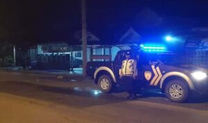 Blue Light Polsek Tikung Jaga Kamtibmas Patroli Blue Light Polsek Tikung menyisir jalur perbatasan Kecamatan Tikung, Lamongan, untuk menjaga keamanan dini hari