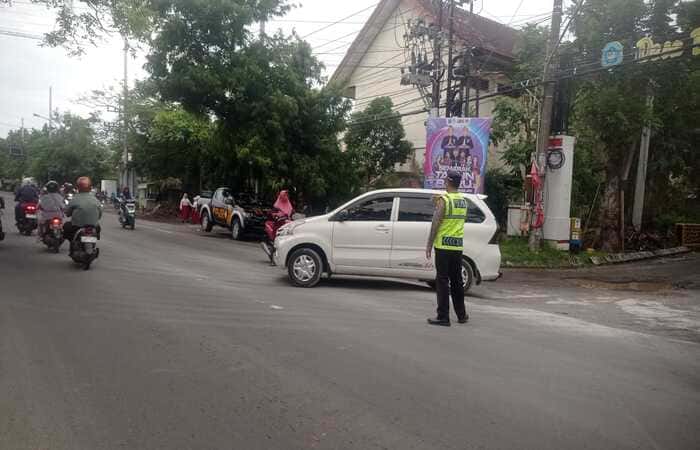 Petugas Polsek Tikung mengatur lalu lintas saat Commander Wish pagi di Simpang Tiga Pule.