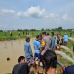 Kapolsek Tikung Petugas dan warga melakukan pencarian anak tenggelam di bekas galian sawah Desa Pengumbulanadi, Tikung, Lamongan