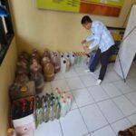 Petugas Polsek Tikung mengamankan barang bukti arak hasil razia miras di Perum Permata Bakalanpule Lamongan