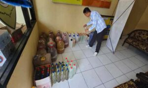 Petugas Polsek Tikung mengamankan barang bukti arak hasil razia miras di Perum Permata Bakalanpule Lamongan