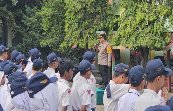 Kapolsek Tikung memberikan pembinaan karakter dan pesan anti-perundungan dalam apel di SMPN 1 Tikung