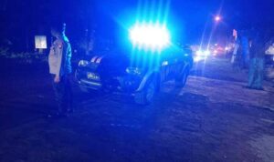 Patroli Blue Light Polsek Tikung, Dini Hari Aman Petugas Polsek Tikung melaksanakan patroli Blue Light dini hari di jalur perbatasan wilayah.