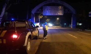 Patroli Blue Light Polsek Tikung Jaga Perbatasan Lamongan Tetap Aman Petugas Polsek Tikung melakukan Patroli Blue Light di jalur perbatasan wilayah Kecamatan Tikung, Lamongan