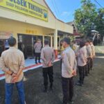 Apel Siaga Libur Natal Polsek Tikung dipimpin Kapolsek AKP Anang Purwo Widodo di halaman Mapolsek Tikung Lamongan