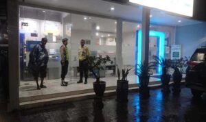 Polsek Tikung Intensifkan Patroli Objek Vital Antisipasi Kejahatan 3C Anggota Polsek Tikung patroli objek vital malam hari di Kecamatan Tikung