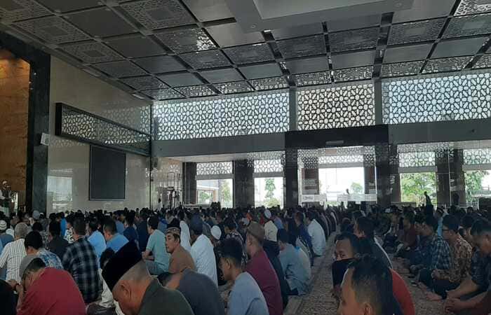 Polsek Tikung Kawal Sholat Jumat di Masjid Namira, Arus Lalin Terkendali