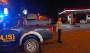 Polsek Tikung Perketat Patroli di Titik Vital Lamongan Polisi Polsek Tikung sedang melakukan patroli dialogis di BRI dan SPBU Tikung Lamongan