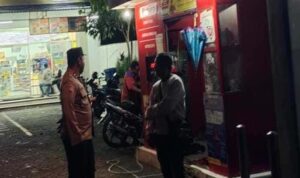 Petugas Polsek Tikung melakukan patroli malam di objek vital perbankan dan SPBU saat libur akhir tahun di Lamongan