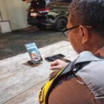 Kapolsek Tikung AKP Anang Purwo Widodo saat melakukan siaran langsung di TikTok membahas keamanan warga.