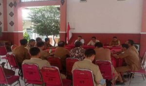 Ipda Andi Nurcahya mewakili Kapolsek Tikung saat Rakor kamtibmas jelang Tahun Baru 2026 di Pendopo Kecamatan Tikung