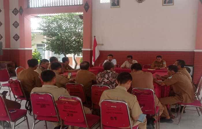 Ipda Andi Nurcahya mewakili Kapolsek Tikung saat Rakor kamtibmas jelang Tahun Baru 2026 di Pendopo Kecamatan Tikung