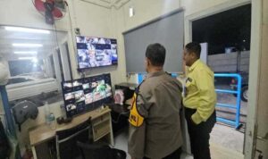 Petugas Polsek Tikung melakukan patroli pengamanan di area industri PT Rexline Lamongan pada malam hari.