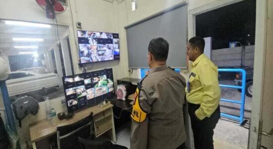 Petugas Polsek Tikung melakukan patroli pengamanan di area industri PT Rexline Lamongan pada malam hari.