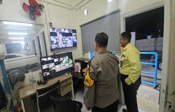 Petugas Polsek Tikung melakukan patroli pengamanan di area industri PT Rexline Lamongan pada malam hari.