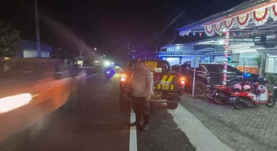 Patroli Blue Light Polsek Tikung memantau situasi kamtibmas di jalur rawan pada dini hari
