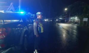 Patroli Blue Light Polsek Tikung Jaga Keamanan Jalur Perbatasan Lamongan Patroli Blue Light Polsek Tikung menyusuri jalan raya dan perbatasan wilayah Lamongan pada dini hari