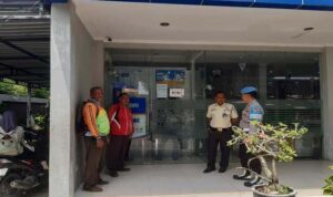 Petugas Polsek Tikung melakukan patroli presisi di SPBU Tikung untuk mencegah kejahatan 4C