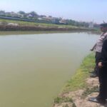 Anggota Polsek Tikung melaksanakan Patroli Kota Presisi untuk antisipasi banjir dan tanah longsor di wilayah Kecamatan Tikung