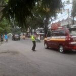 Polsek Tikung Gelar Commander Wish Pagi, Polisi Fokus Keselamatan Pengguna Jalan Petugas kepolisian mengatur lalu lintas pagi di Tikung