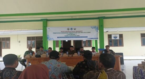 Bhabinkamtibmas dan Babinsa menghadiri Musdes penetapan APBDes Wonokromo 2026 di Balai Desa Wonokromo, Tikung, Lamongan.