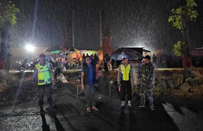 Petugas kepolisian mengamankan pertunjukan Reog Ponorogo di Lapangan Singoludro Desa Bakalanpule Tikung