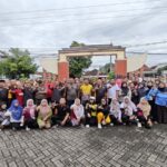 Camat dan Kapolsek Tikung Pimpin Senam Sinergitas, Lanjut Kurve Bersihkan Jalan Raya Personel TNI-Polri dan Pemkab Lamongan senam dan bersihkan Jalan Raya Tikung, Jumat 13 Februari 2026