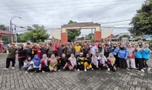 Personel TNI-Polri dan Pemkab Lamongan senam dan bersihkan Jalan Raya Tikung, Jumat 13 Februari 2026