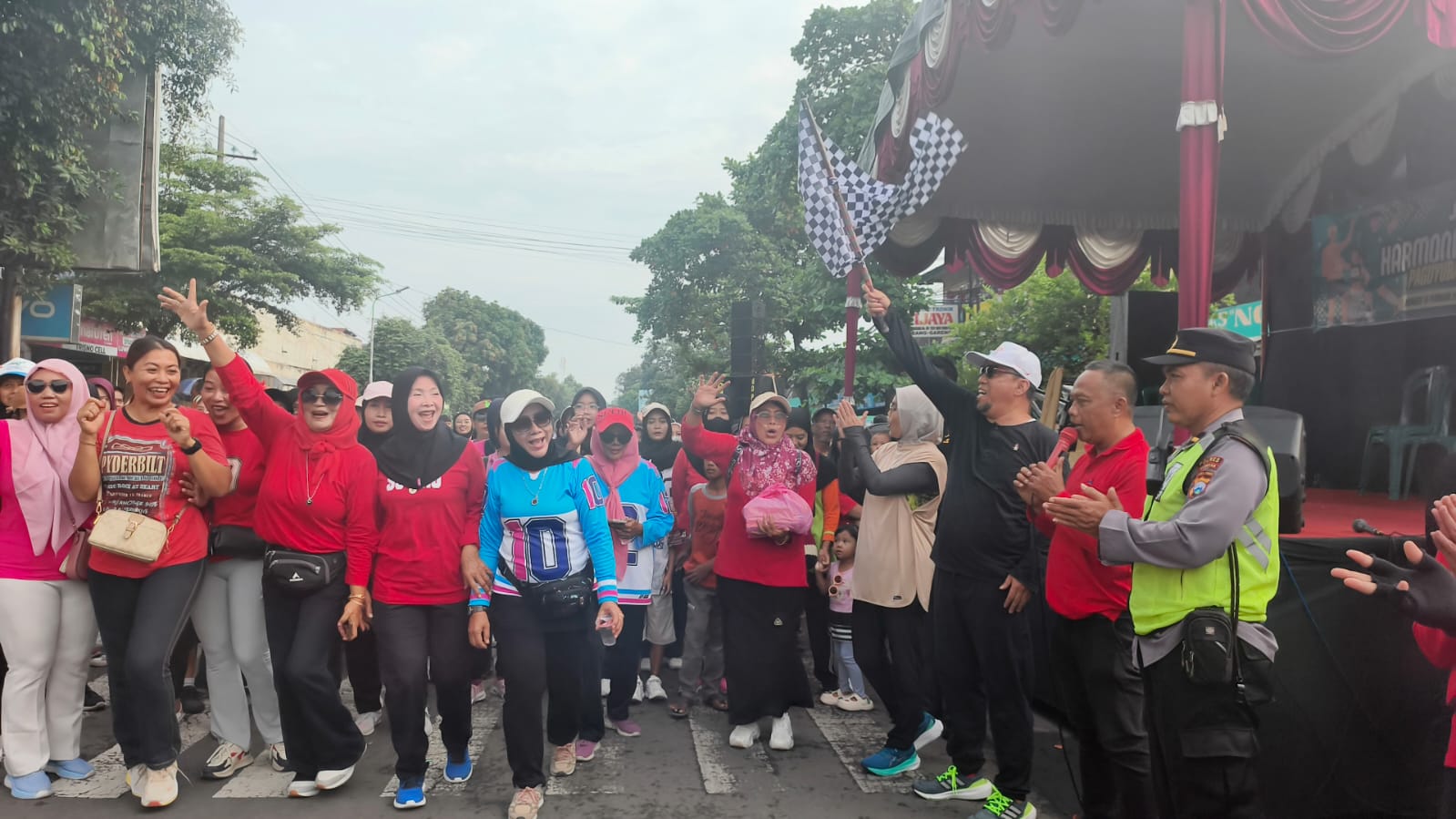 Ratusan Peserta Padati Jalan Sehat ‘Harmoni Bangsa’ Inisiasi Pengusaha Gorang-Gareng  ​