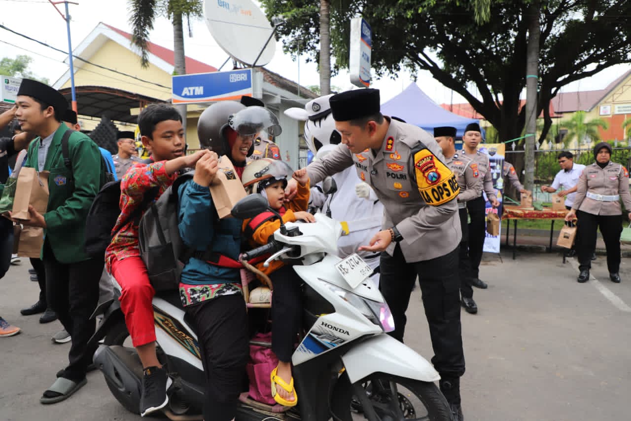 Sinergi Tanpa Sekat, Kapolres Magetan Bagi Takjil dan Buka Bersama Insan Media