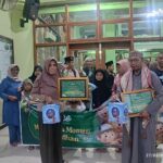 Pihak Aice Ice Cream memberikan piagam kepada Takmir dan toko CBL