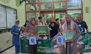 Pihak Aice Ice Cream memberikan piagam kepada Takmir dan toko CBL