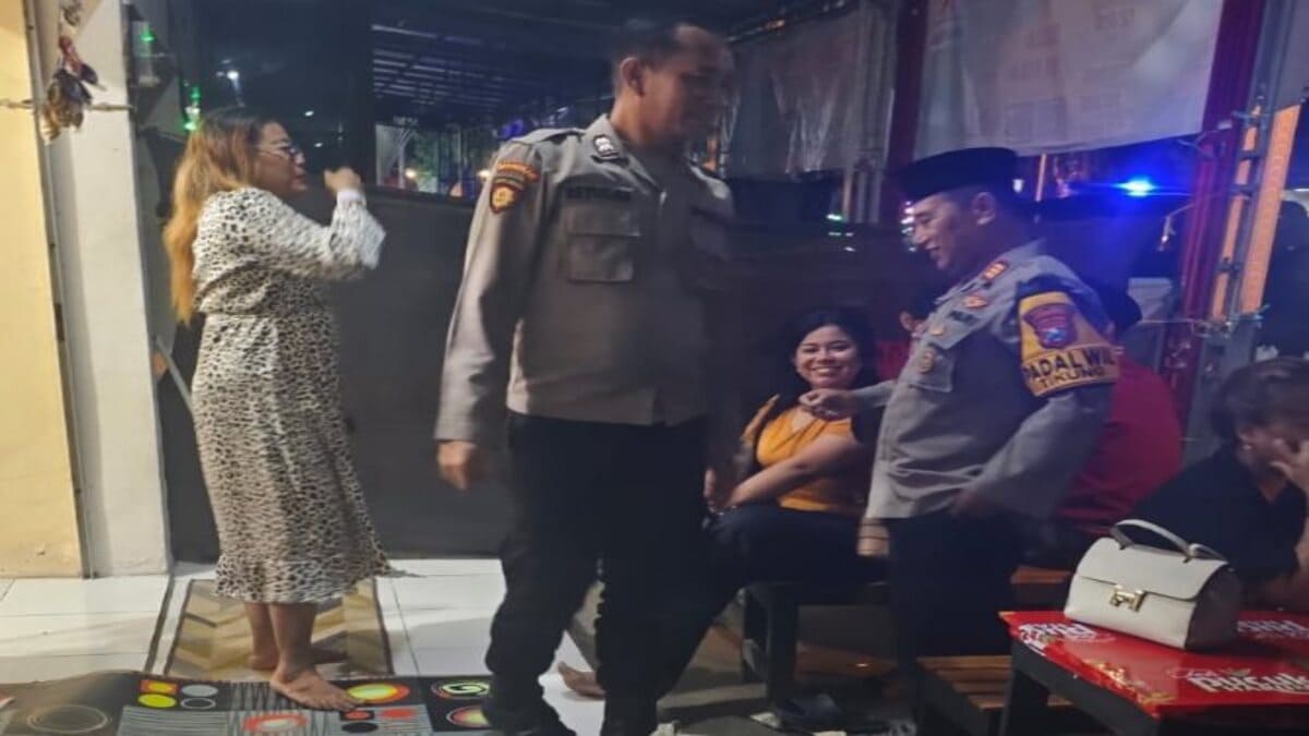 Kapolsek Tikung AKP Anang imbau keamanan warkop dan pasar sapi Bakalan Pule Lamongan