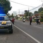 Polsek Tikung Sigap Atur Arus Pagi, Lalu Lintas Aman dan Lancar Personel Polsek Tikung mengatur arus lalu lintas pagi di Simpang Tiga Pule Tikung