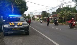 Polsek Tikung Sigap Atur Arus Pagi, Lalu Lintas Aman dan Lancar Personel Polsek Tikung mengatur arus lalu lintas pagi di Simpang Tiga Pule Tikung