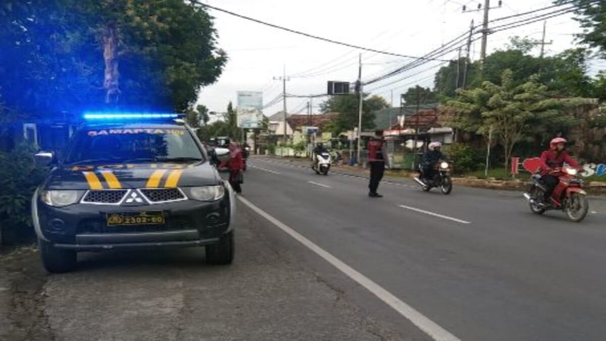 Personel Polsek Tikung mengatur arus lalu lintas pagi di Simpang Tiga Pule Tikung