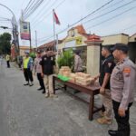 Polsek Tikung dan Perguruan Silat Bagikan 100 Takjil di Depan Mapolsek Polsek Tikung Lamongan bagikan 100 takjil Ramadan di depan Mapolsek