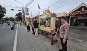 Polsek Tikung Lamongan bagikan 100 takjil Ramadan di depan Mapolsek