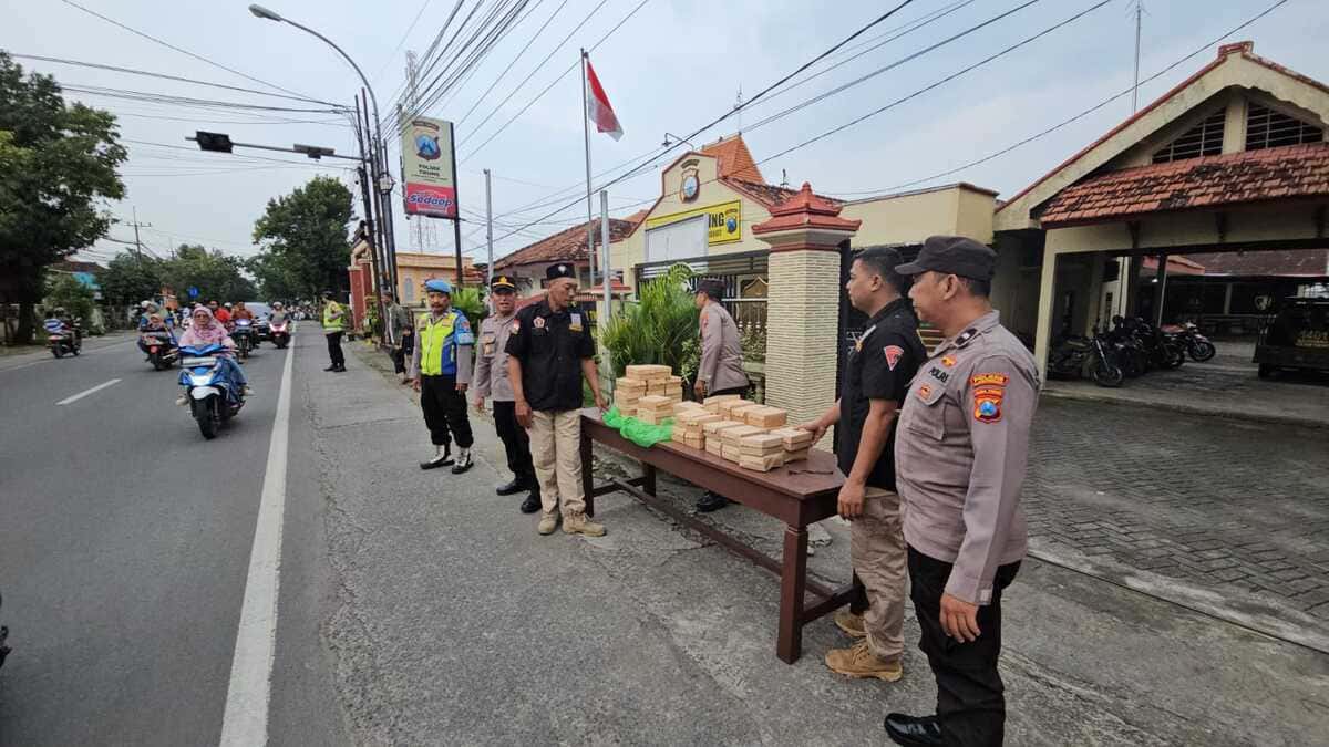 Polsek Tikung dan Perguruan Silat Bagikan 100 Takjil di Depan Mapolsek
